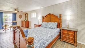 4 bedrooms, iron/ironing board, Internet, bed sheets - 1 Mi to Table Rock Lake! Home w/ Water Views (Shell Knob)