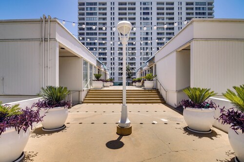 Walk to Beach & Boardwalk! Condo in Santa Monica