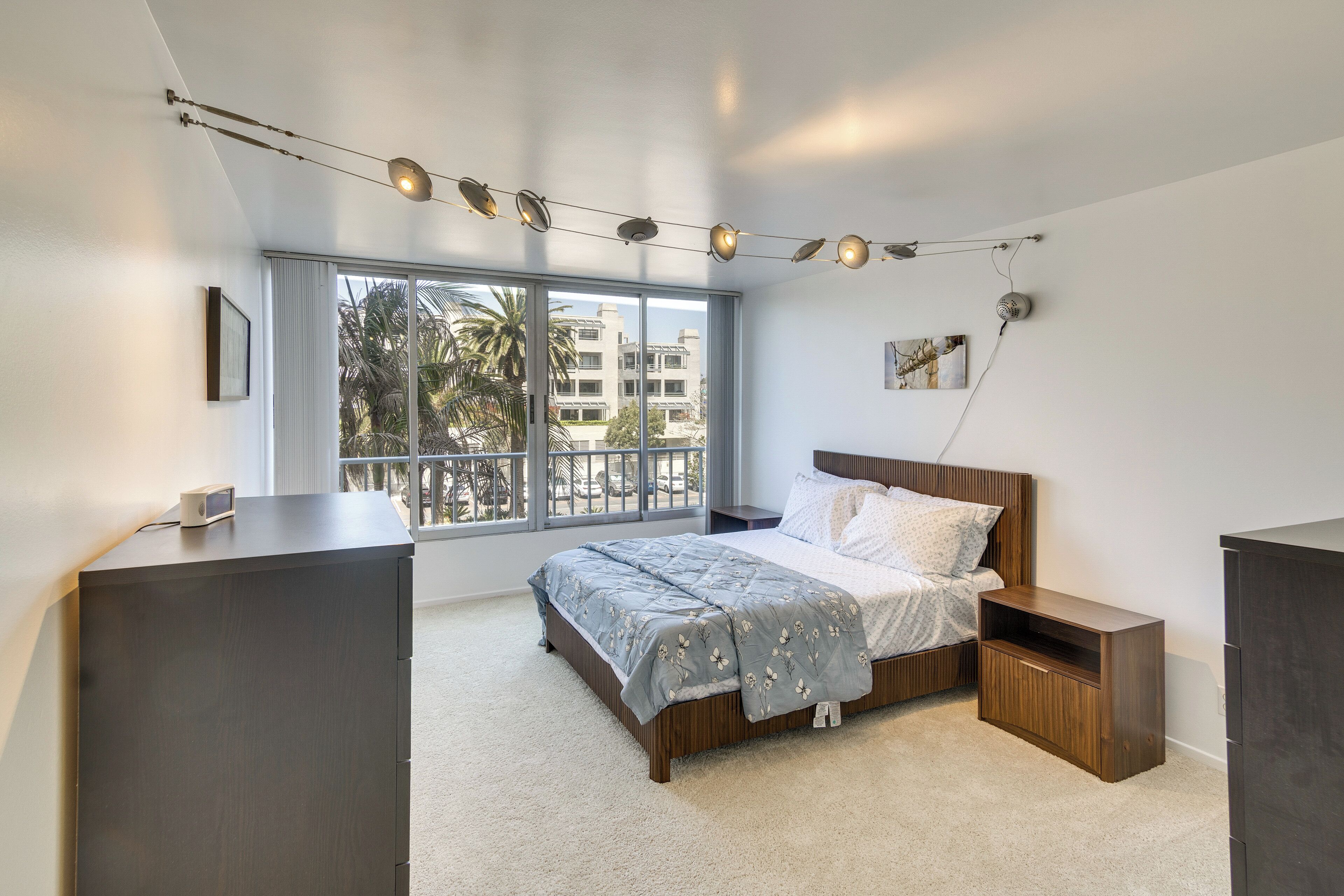 1 bedroom, desk, travel crib, internet