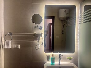 ห้องดีลักซ์ดับเบิลหรือทวิน, ระเบียง, วิวทะเล | ห้องน้ำ | ของใช้ในห้องน้ำฟรี, ไดร์เป่าผม, รองเท้าสวมภายในห้อง, ผ้าเช็ดตัว