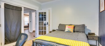 1 Mi to UNCG & Dtwn! Group Retreat w/ Private Yard