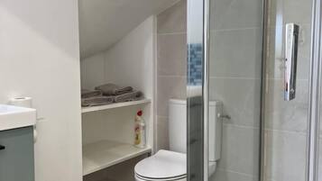 Een douche, handdoeken