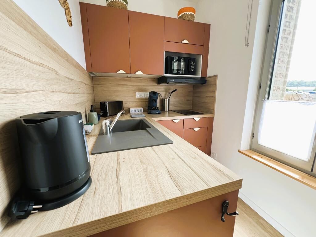 Cafetera y tetera, refrigerador, microondas y horno 