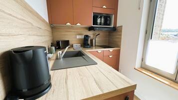 Cafetera y tetera, refrigerador, microondas y horno