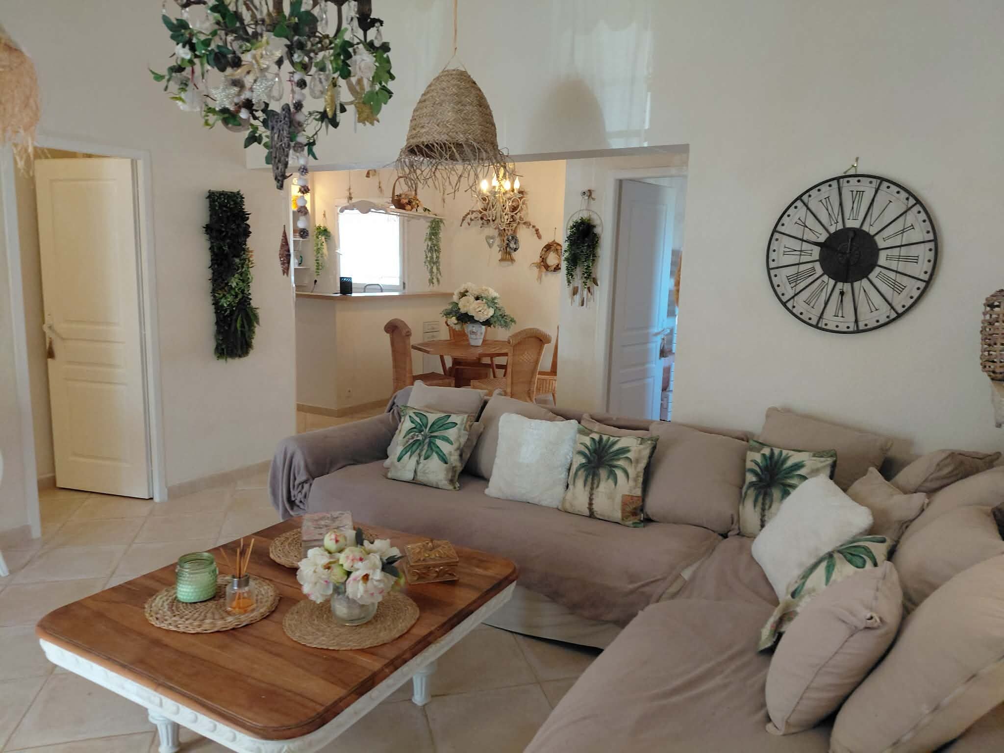 Una sala de estar con sofá, mesa de centro y objetos decorativos.