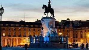A square with a central monument, surrounded by buildings. - Praça do Comércio Romantic Apartment (Lisboa)