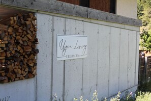 A sign on a white wall indicating 'Ugen Living URGBACH 6'.