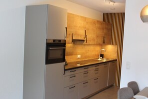 Coffee/tea maker, fridge, microwave, oven - Modern apartment in the Tyrolean mountains (Fließ)
