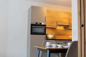 Coffee/tea maker, fridge, microwave, oven - Modern apartment in the Tyrolean mountains (Fließ)