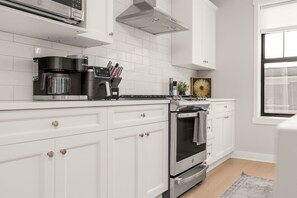 Wasserkocher mit Kaffee-/Teezubehör, Kühlschrank, Mikrowelle, Ofen