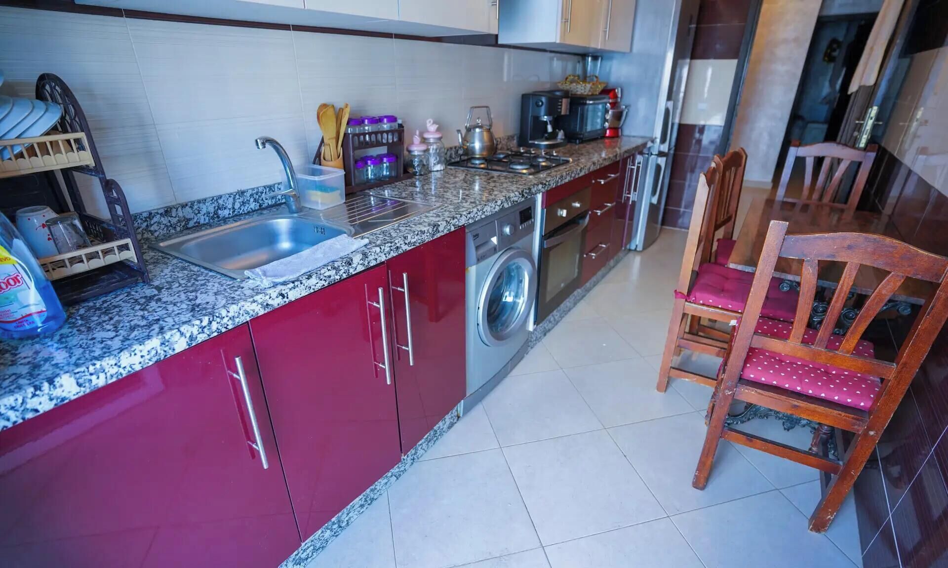 Wasserkocher mit Kaffee-/Teezubehör, Kühlschrank, Mikrowelle, Ofen