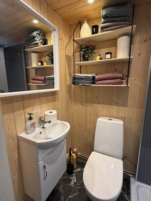 Bathroom - summer house offers breathtaking views and horses (Árborg)
