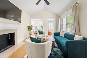 Living area - Cosy home by State Farm Arena, Atlanta Beltline and major attractions in Atlanta (Atlanta)