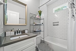 Shower, hair dryer, towels, soap - Cosy home by State Farm Arena, Atlanta Beltline and major attractions in Atlanta (Atlanta)