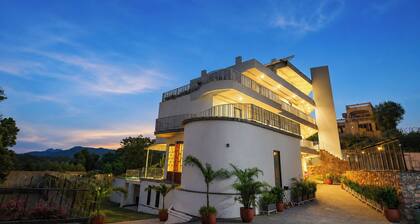ELIVAAS Miran with shared Pool & Garden