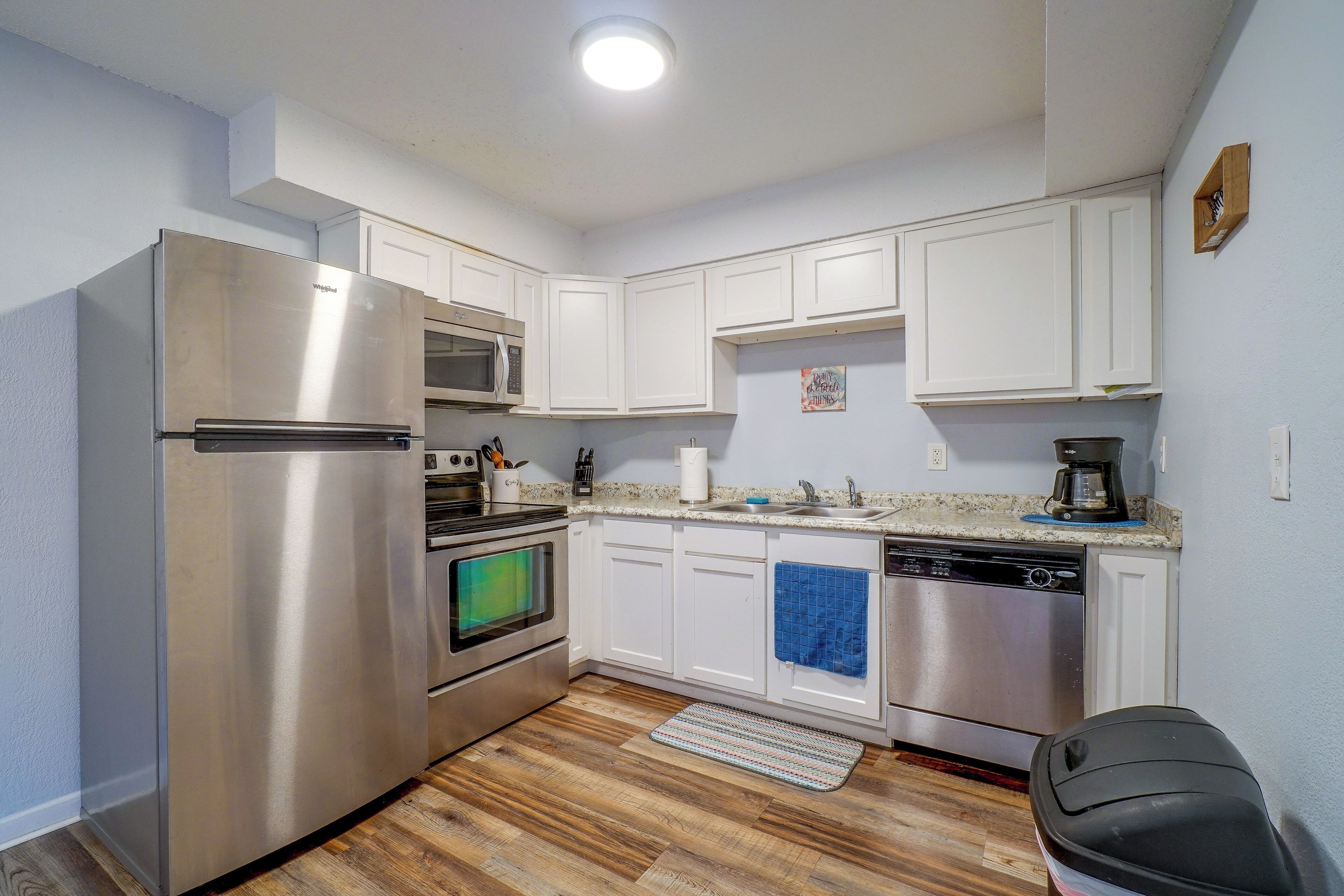 Coffee/tea maker, fridge, microwave, stovetop