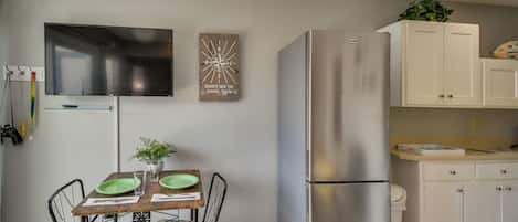 Cafetera y tetera, refrigerador, microondas y parrilla de estufa