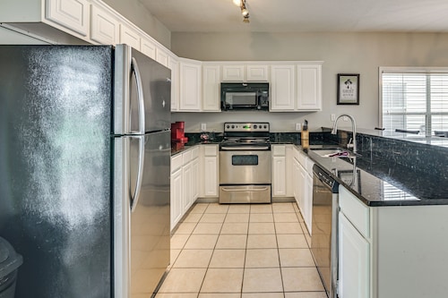 5 Mi to MSU! Spacious Townhome w/ Private Patio