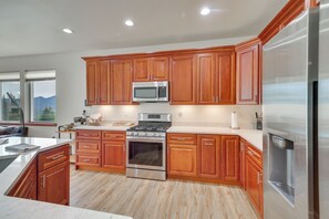 Coffee/tea maker, fridge, microwave, stovetop