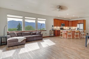 Et moderne køkken med træskabe, indbygget mikroovn og et køleskab.