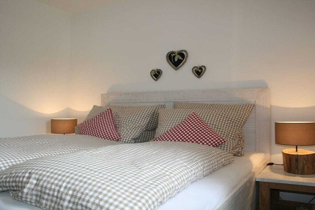 1 habitación, tabla de planchar con plancha y ropa de cama 