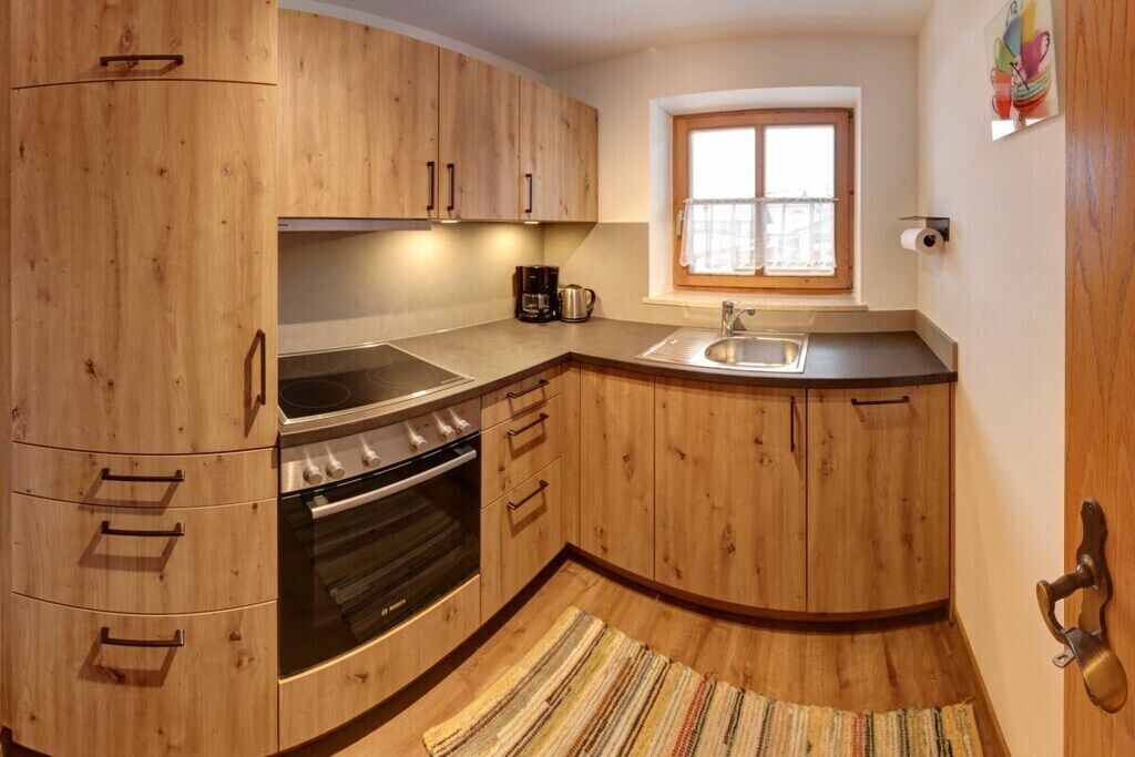 Wasserkocher mit Kaffee-/Teezubehör, Kühlschrank, Ofen, Herdplatte