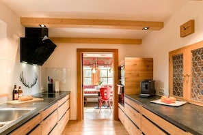 Wasserkocher mit Kaffee-/Teezubehör, Kühlschrank, Mikrowelle, Ofen