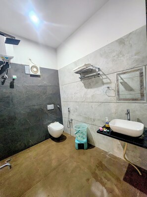Douche, serviettes fournies, savon, shampoing