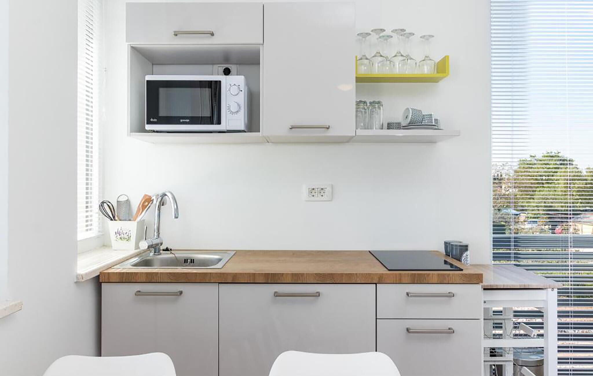 Coffee/tea maker, fridge, microwave, oven