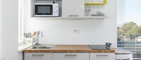 Coffee/tea maker, fridge, microwave, oven