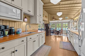 Coffee/tea maker, fridge, microwave, oven - Waterfront Getaway | Fish, Paddle & Relax (Westfield)