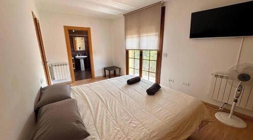 King-Size Bed, Garden, and BBQ, 10 Minutes from León