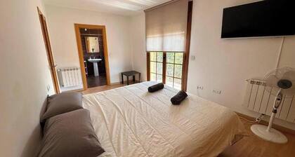 King-Size Bed, Garden, and BBQ, 10 Minutes from León