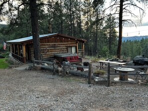Outdoor dining - Adventure Cabin @ Base Camp / Cozy Cabin in the pines. (Durango)