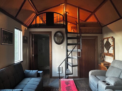 Adventure Cabin @ Base Camp / Cozy Cabin in the pines.
