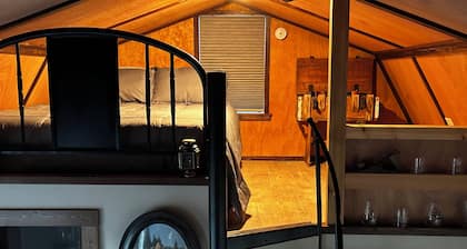 Adventure Cabin @ Base Camp / Cozy Cabin in the pines.