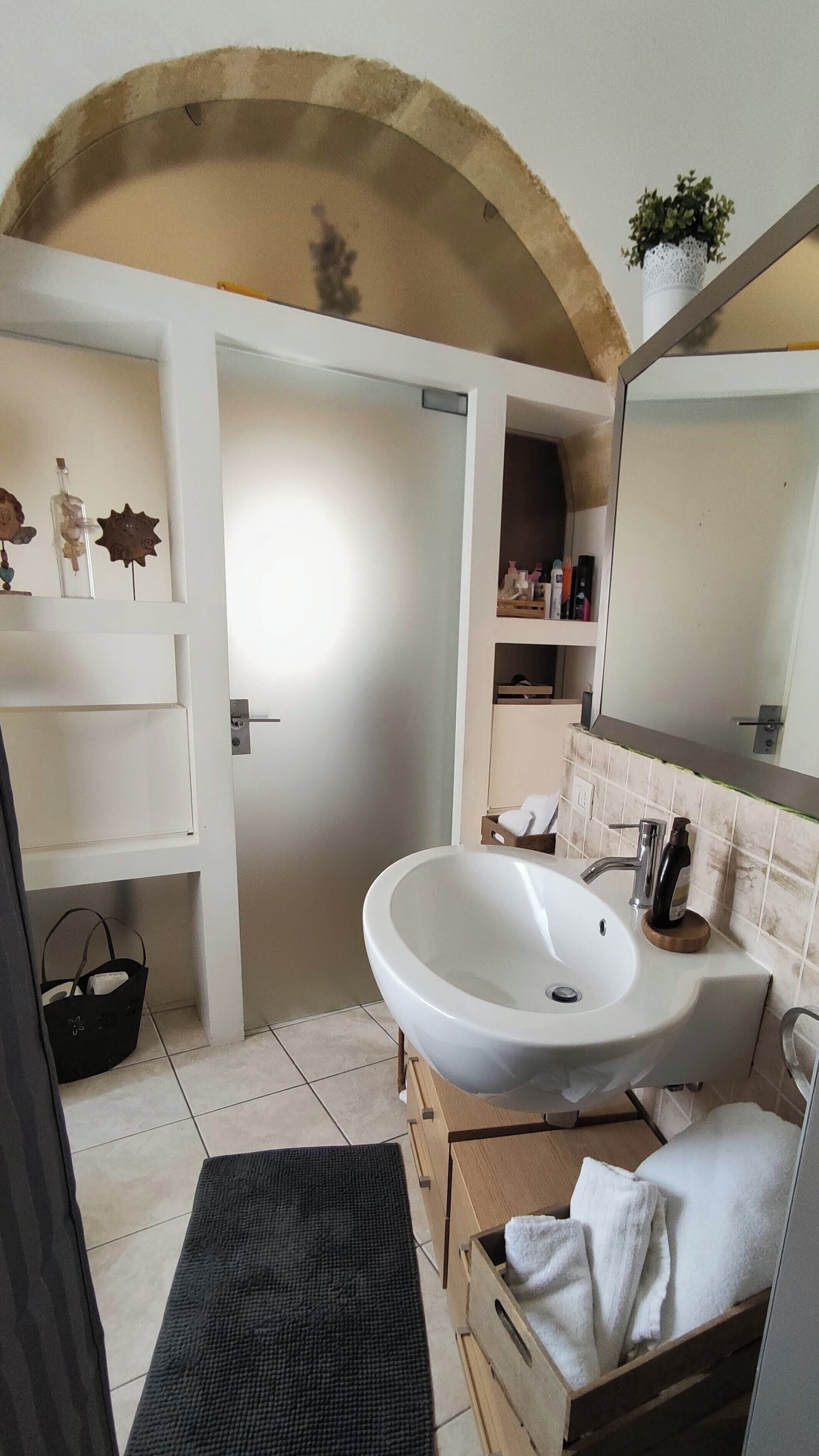 Deluxe Double Room | Bathroom | Hair dryer, towels, soap, shampoo