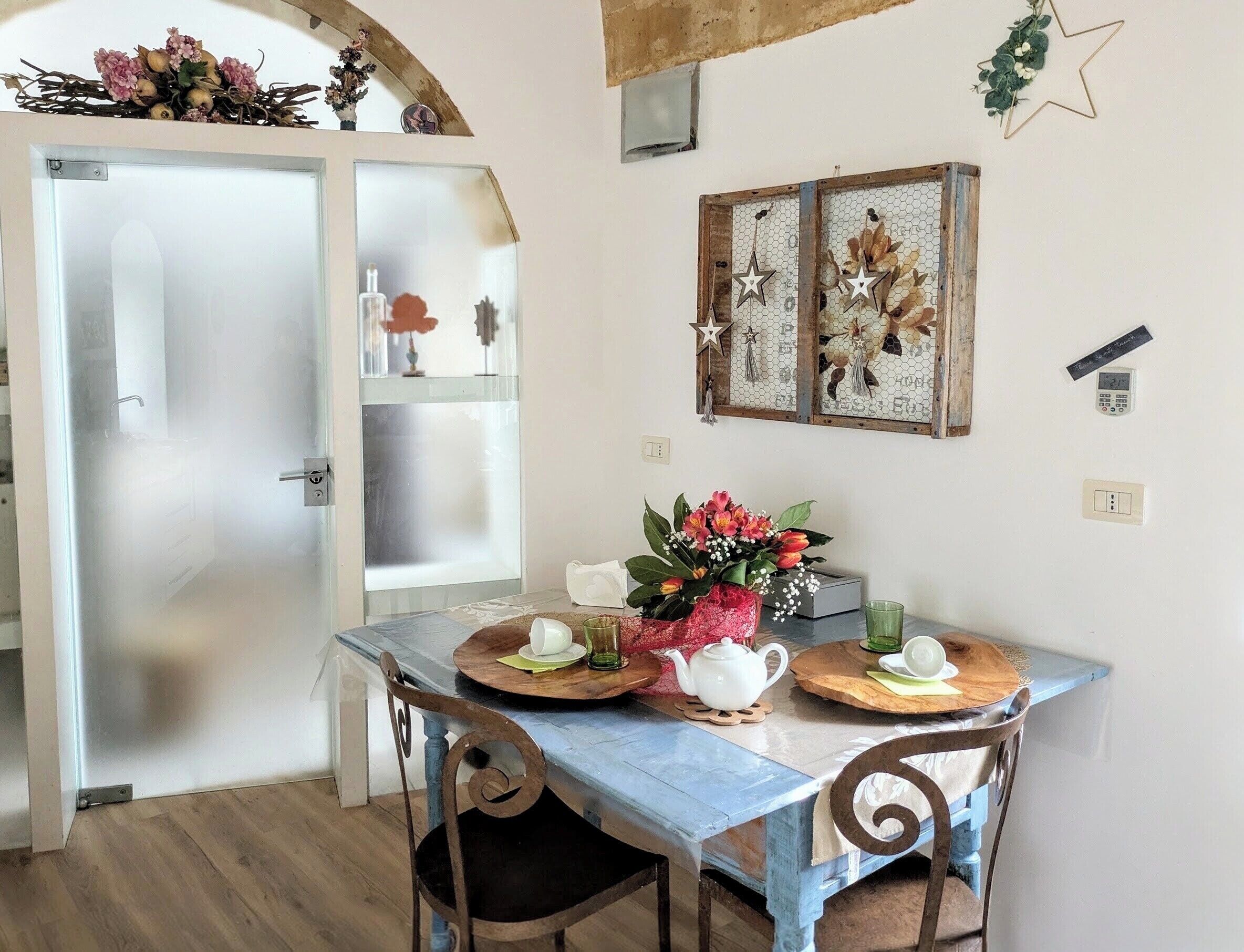 Habitación doble Deluxe | Cocina privada | Cafetera y tetera, microondas, tetera eléctrica y utensilios de cocina 