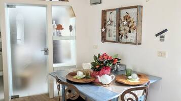 Habitación doble Deluxe | Cocina privada | Cafetera y tetera, microondas, tetera eléctrica y utensilios de cocina
