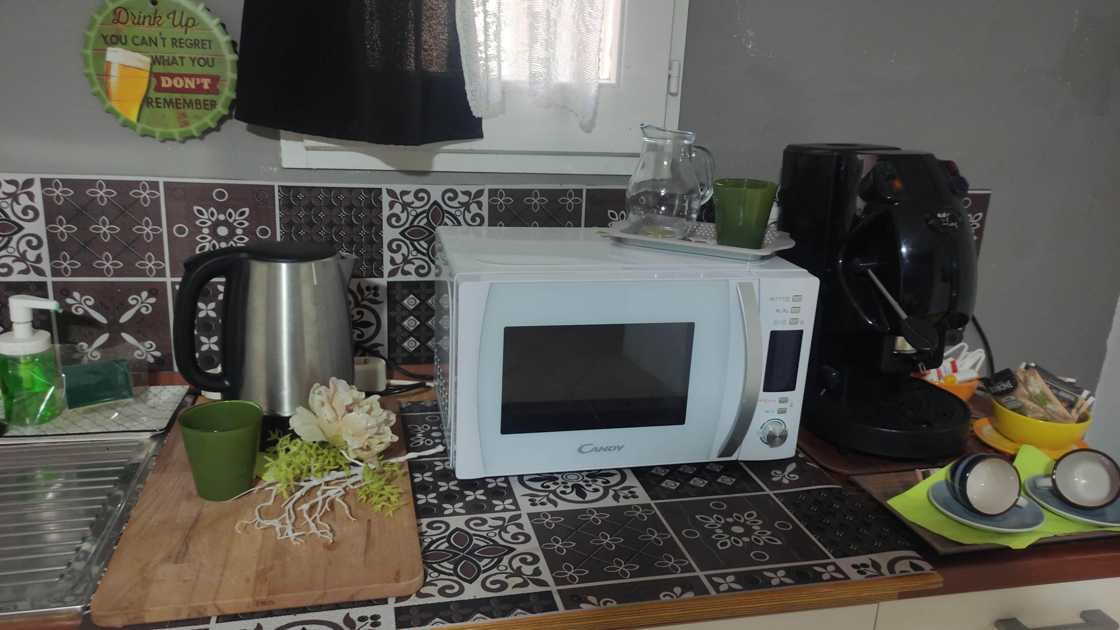 Suite superior | Cocina privada | Cafetera y tetera, microondas, tetera eléctrica y utensilios de cocina 