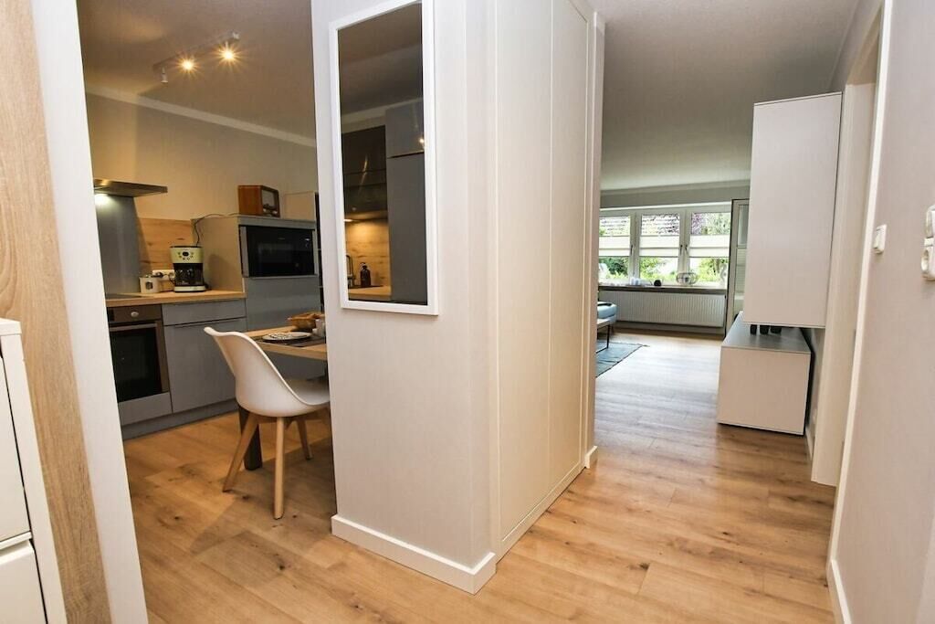 Wasserkocher mit Kaffee-/Teezubehör, Kühlschrank, Mikrowelle, Ofen