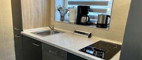 Cafetera y tetera, refrigerador, microondas y parrilla de estufa