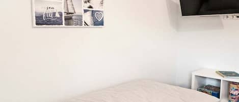 2 bedrooms, iron/ironing board, free WiFi