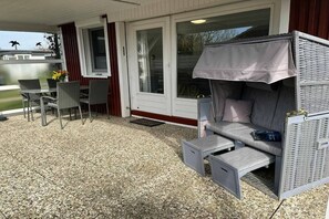 Outdoor dining - Holiday home with 2 bedrooms (Warwerort)