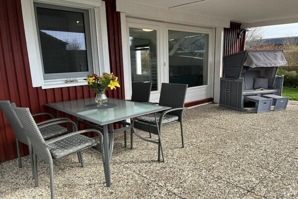 Outdoor dining - Holiday home with 2 bedrooms (Warwerort)