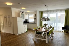 Dining - Coastal Time "Deck 2" in the center (Büsum)