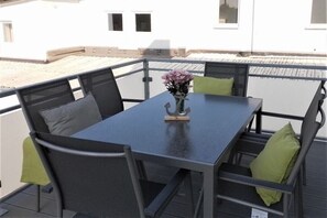 Outdoor dining - Coastal Time "Deck 2" in the center (Büsum)