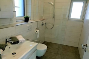 Bathroom - Holiday home in Büsum with swimming pool (Büsum)