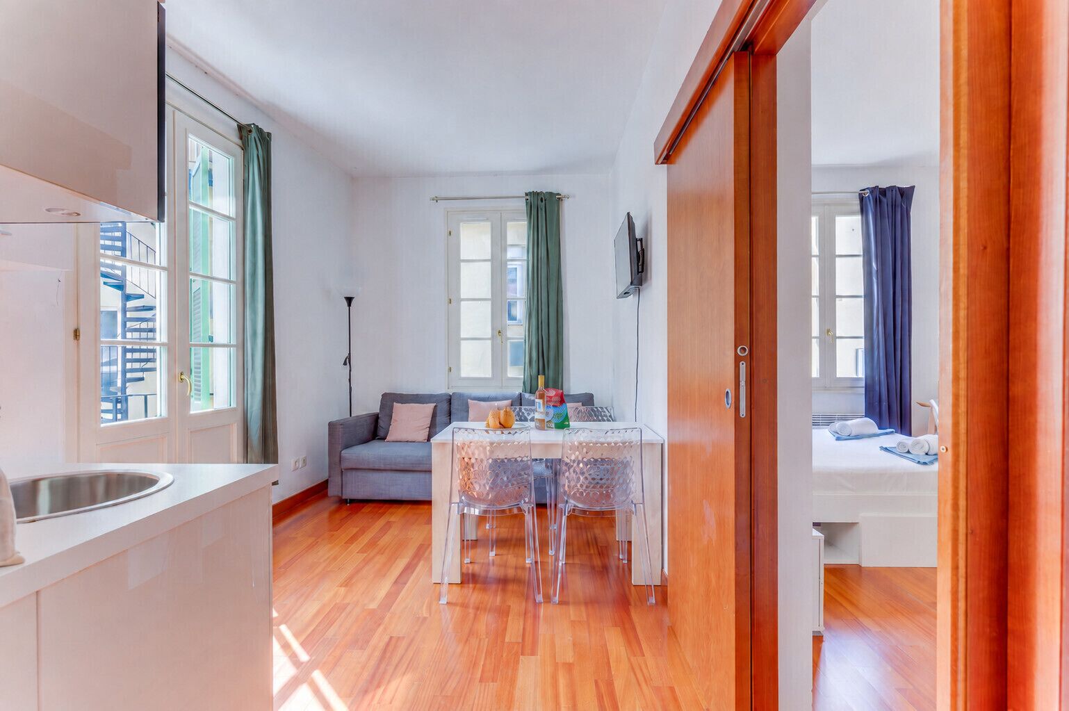 Eine moderne Wohnung mit Küche, Essbereich und Wohnzimmer.