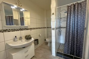 Bathroom - Holiday home with 2 bedrooms (Warwerort)
